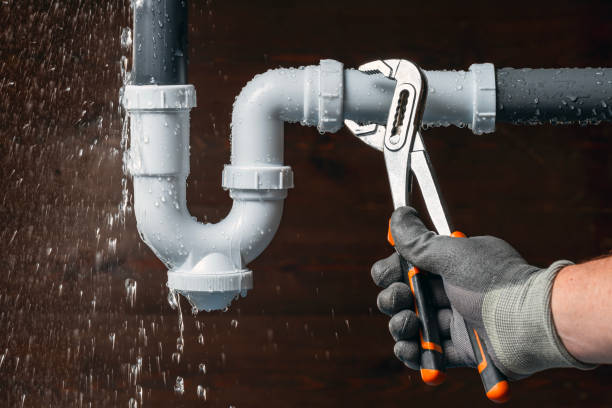 Professional Emergency Plumber technician working in Elkhart, IA